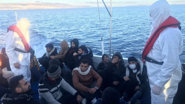 İzmir açıklarında 80 düzensiz göçmen kurtarıldı